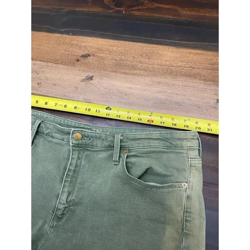Universal Thread High Rise Midi Green Shorts Stretch Cuffed Hem Plus Size 18